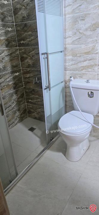 شقة شبه ارضية مكشوفة مساحة 175م مع ترس 60م للبيع في عمان - الجاردنز