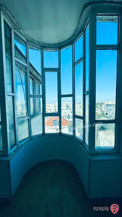 شقة فارغة طابق رابع بدون مصعد مساحة 100م للإيجار في عمان - مرج الحمام من المالك مباشرة 