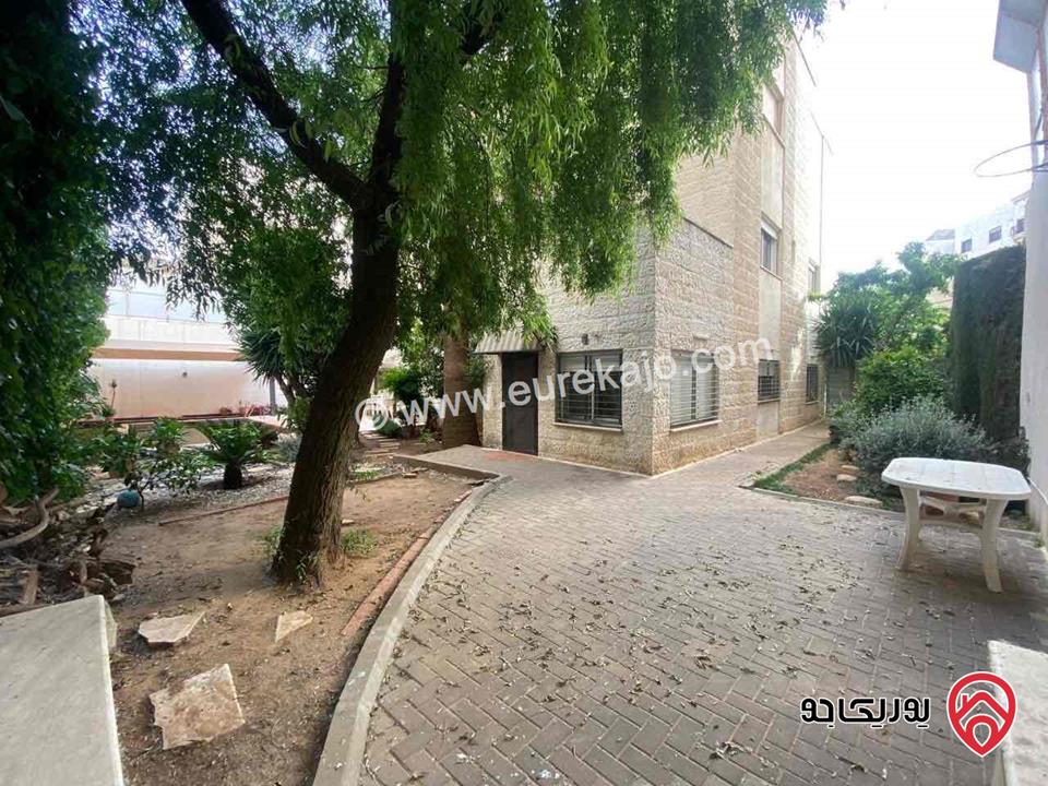 فيلا كبيرة مساحة البناء 800م على أرض 746م مع مسبح وحديقة واسعة للبيع في أرقى مناطق عمان الغربية - الكرسي