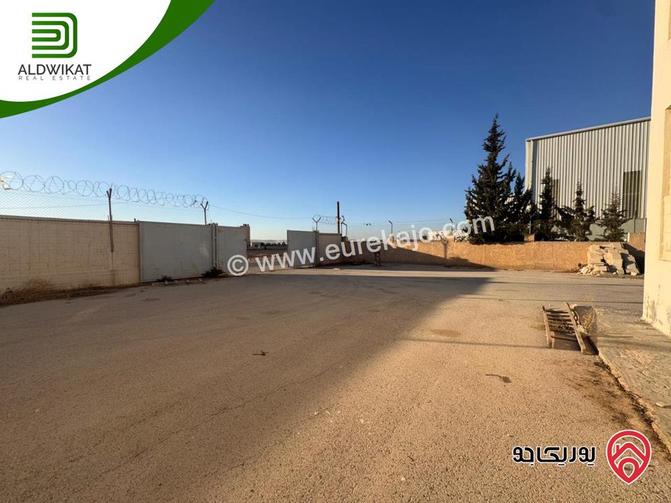 ارض صناعي للبيع في عمان - القسطل مساحتها 4 دونم عليها بناء مساحته 1700م بالقرب من مصنع ادوية الحكمه