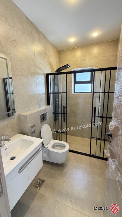شقة طابق أخير دوبلكس مساحة الشقة 153م مع روف مبني 55م وترس خارجي 70م للبيع في عمان - خلدا 