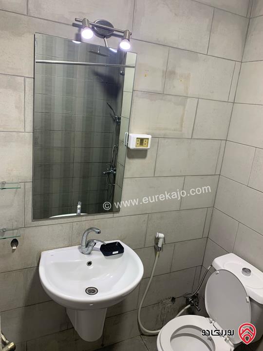 شقة صغيرة فارغة مساحة 55م للإيجار السنوي 200 دينار تدفع كل ثلاث شهور في جبل عمان