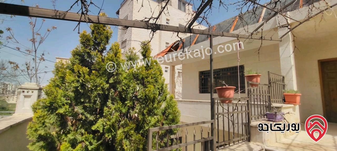 فيلا مستقلة مساحة 840م على أرض 860م للبي في عمان - الجبيهة مطلة على شارع الأردن 