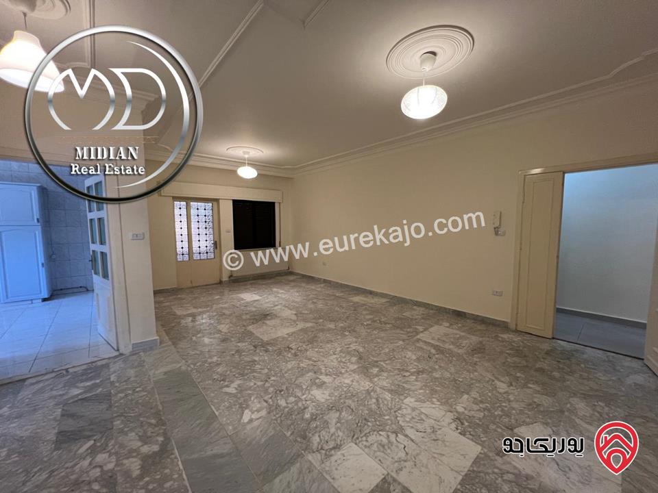 شقة ارضية فارغة للايجار في عمان - خلدا مساحة 220م مع ترس و حديقة 150م تشطيبات و ديكورات سوبر ديلوكس. 