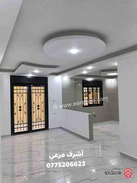 شقة شبه أرضية مساحة 140م داخلي و 70م خارجي للبيع في الزرقاء الجديدة