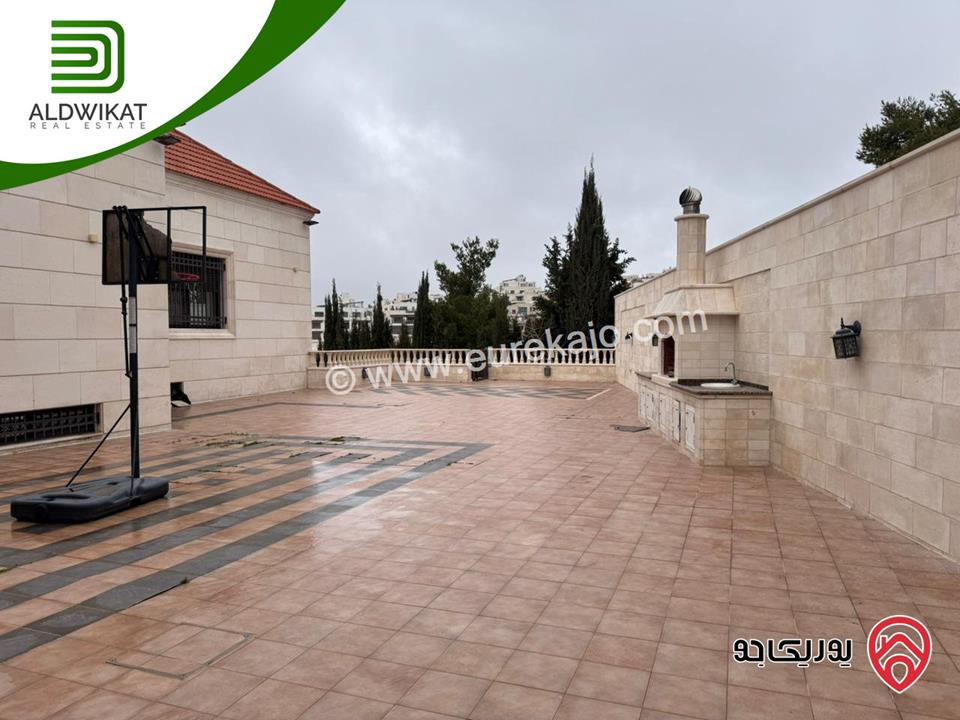 طابق من فيلا للايجار في عمان - دابوق المساحة 350م ، الحديقة 200م ، الترس 100م منطقه مطلة وفلل حديثة