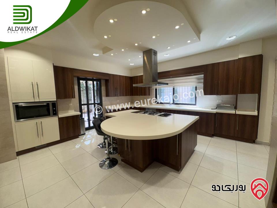 فيلا متلاصقة للبيع او للايجار في عبدون قرب الاسفاره الامريكيه مساحة الارض 500م ومساحة البناء 700م ومساحة الحديقة 200م موقع مميز واطلالة خلابة منطقة فلل واصل جميع الخدمات 