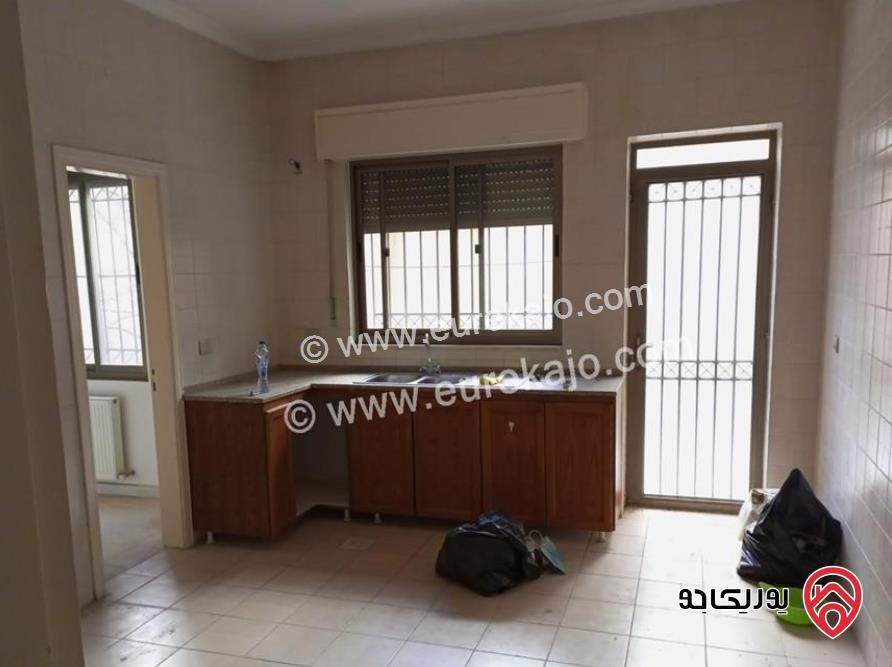 شقة طابق تسوية مساحة 221م بالاضافة الى ترس خارجي مساحة 80م للايجار في عمان - الرابية