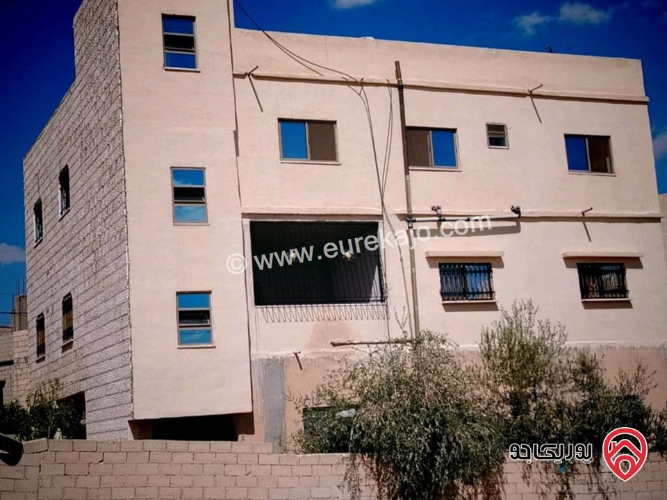 منزل مستقل مكون من 3 طوابق 4 شقق للبيع في الزرقاء - شومر