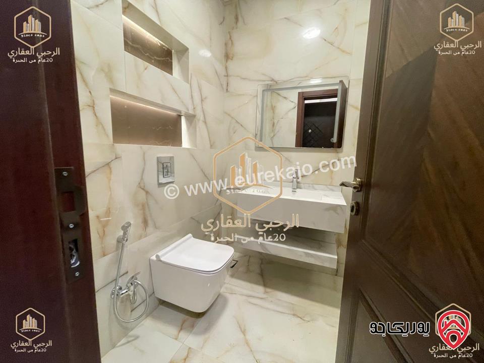 شقة فارغة أرضية مساحة 225م داخلي و 200م خارجي للايجار في عمان - الجبيهة