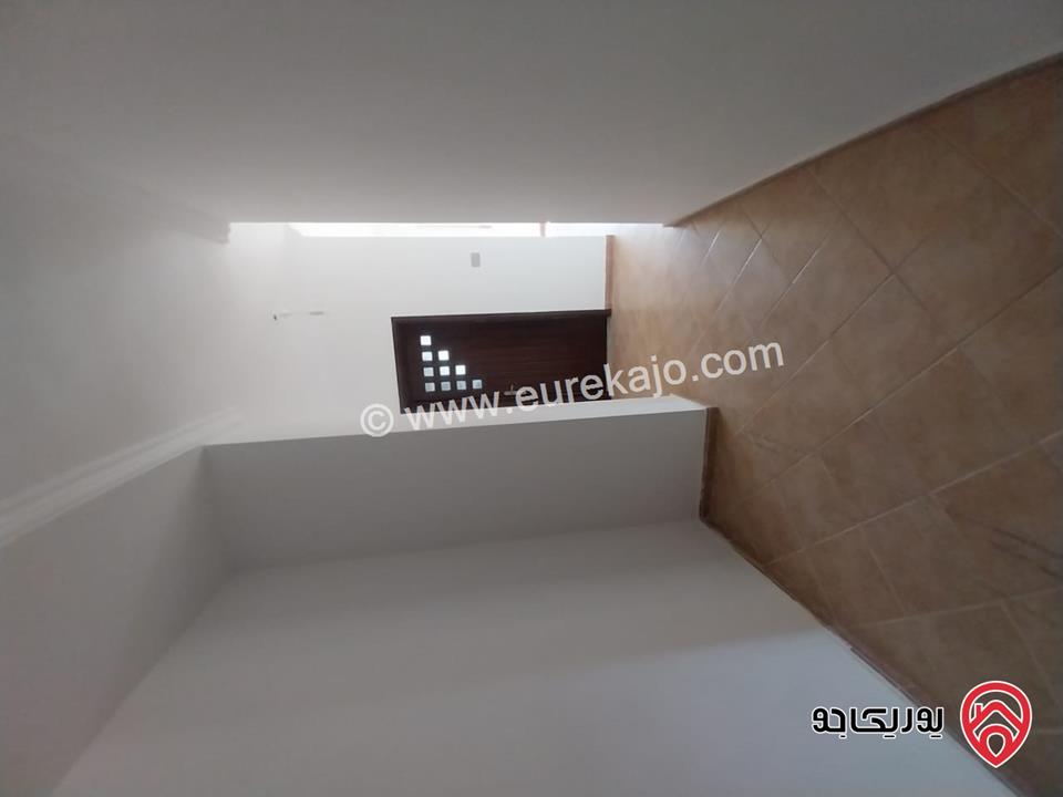 شقة طابقية مساحة 294م طابق أول للبيع في عمان - دير غبار 