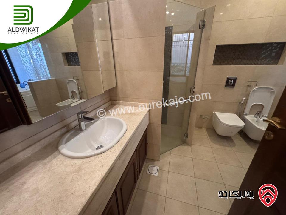 فيلا متلاصقة للبيع او للايجار في عبدون قرب الاسفاره الامريكيه مساحة الارض 500م ومساحة البناء 700م ومساحة الحديقة 200م موقع مميز واطلالة خلابة منطقة فلل واصل جميع الخدمات 