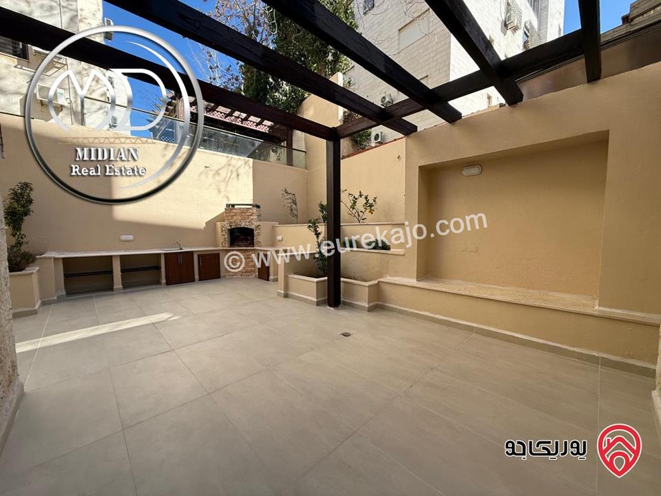 شقة شبه ارضي فارغة للايجار في عمان - دير غبار مساحة 200م مع ترس و حديقة 200م تشطيبات و ديكورات فاخرة