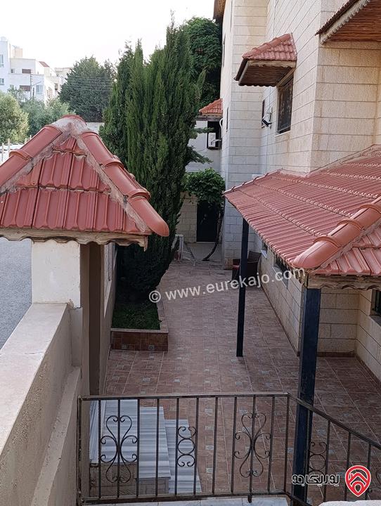 فيلا مساحة 700م على أرض 670م للبيع في عمان - الجبيهة بالقرب من اشارات المنهل والجامعة الاردنية موقع رائع 