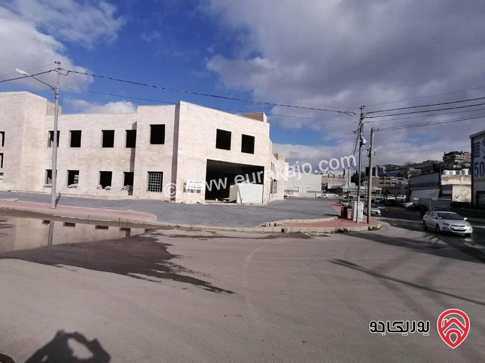 مجمع تجاري بناء 2900م على مساحة أرض واسعة تزيد عن 4 دونم للبيع في المقابلين – شارع القدس – تحت التشطيب