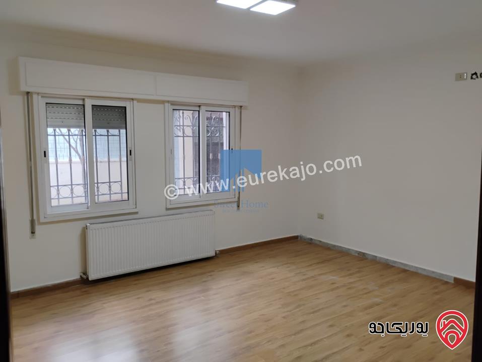 شقة أرضية مساحة 225م مع حديقة وترسات 100م تشطيب سوبر ديلوكس للبيع في عمان - خلدا