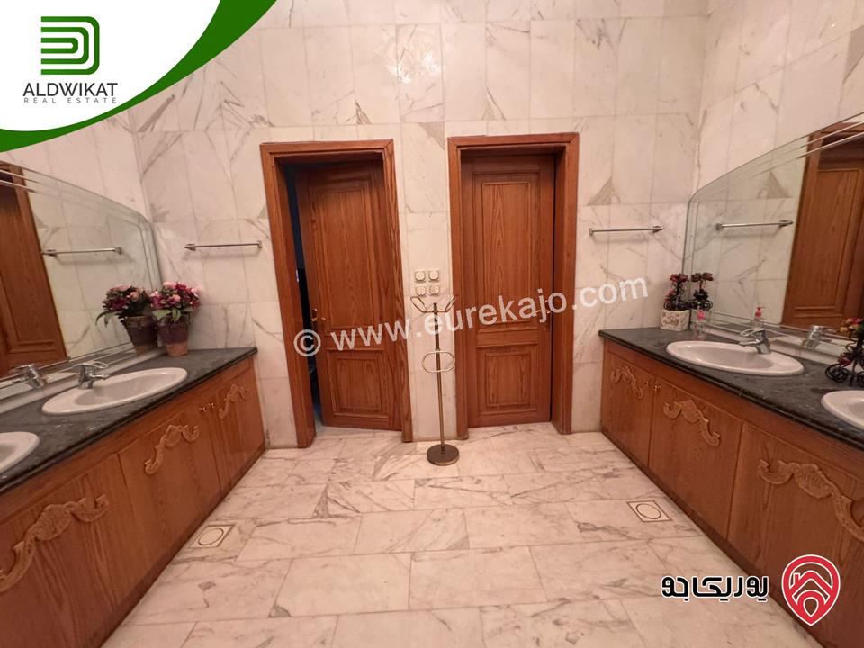 فيلا للبيع في عمان - الجبيهة مساحة الارض 1580 م والبناء 1000م ومساحة الحديقة 400م