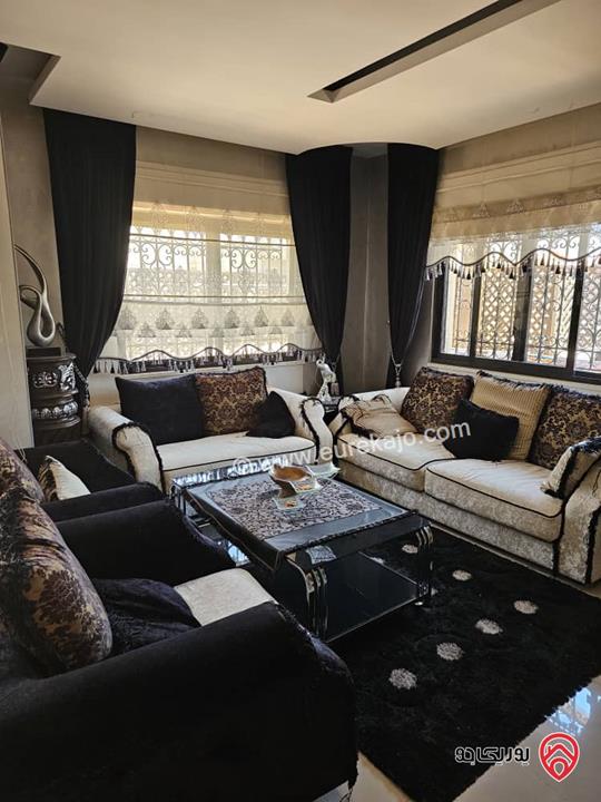 شقة مساحة 318م طابق ثالث للبيع في عمان - الرابية 