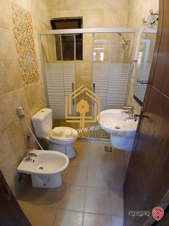 شقة فارغة طابق ثالث مساحة 100م للإيجار في عمان - الرابية 