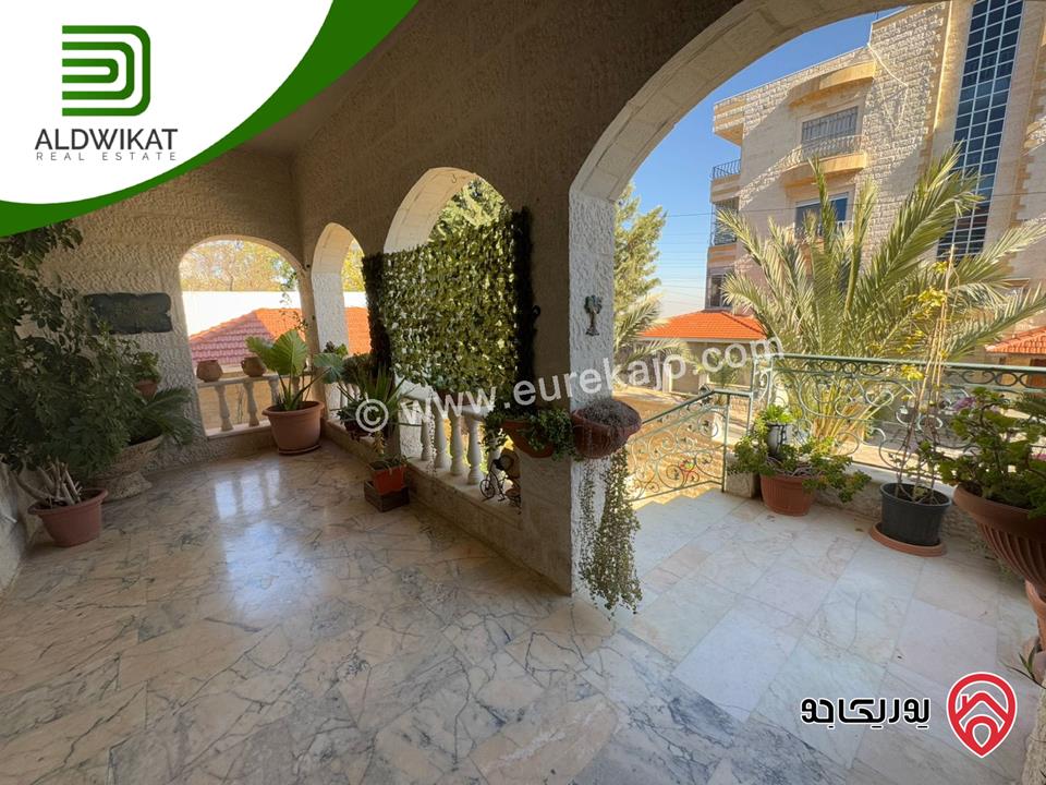 فيلا مساحة الارض 760م ومساحة البناء 800م ومساحة الحديقة 400م للبيع في عمان - الجبيهة/ خلف الجامعة الاردنية