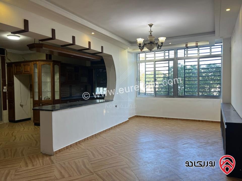 شقة أرضية مساحة 174م داخلي و 65م خارجي للبيع في عمان - البنيات