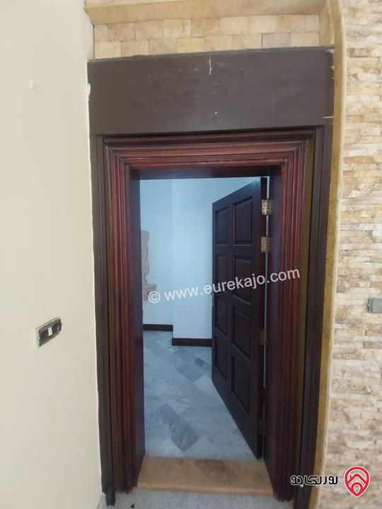 شقة طابقية مساحة 294م طابق أول للبيع في عمان - دير غبار 