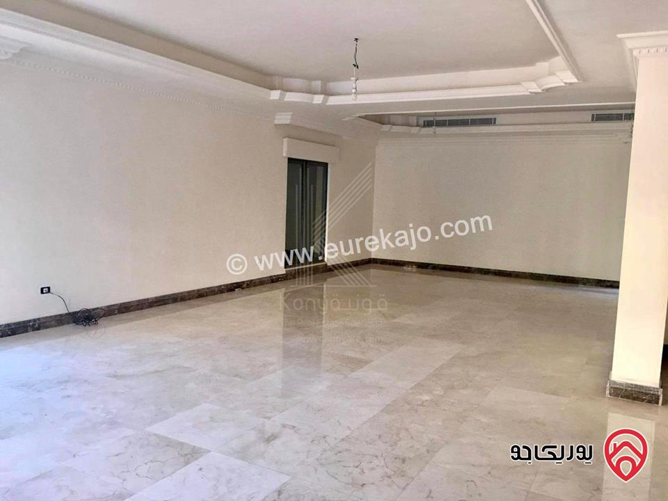 فيلا مستقلة و مميزة مساحة الأرض 924م مساحة البناء 1250م للبيع في عبدون مع مسبح خاص و حديقة