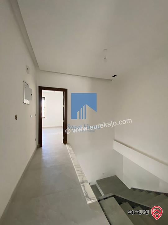 شقة أرضية طابقية مساحة 306م مع ترسات 200م ومسبح لم تسكن للبيع في عمان - أم السماق