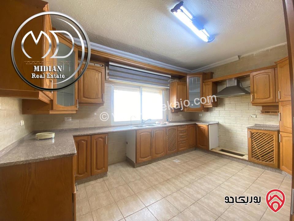 شقة فارغة للايجار طابق أخير مع روف في عمان - خلدا مساحة 300م مع تراسات اطلالة رائعة بسعر مميز جداً