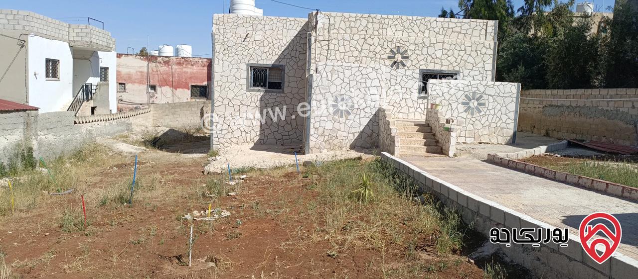 بيت ريفي هادئ قريب من جميع الخدمات مستقل مساحة الارض 742م مساحة البناء 175م للبيع في الحمراء - المفرق