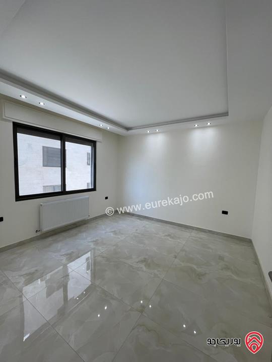 شقة تشطيب سوبر ديلوكس طابق أرضي مساحة 205م داخلي و 65م خارجي مع كراج ومدخل خاص للبيع في عمان - البنيات