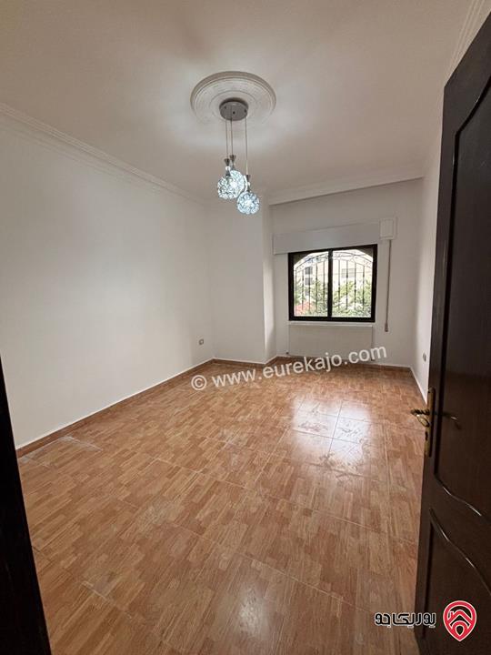 شقة سكنية طابق اول مساحة 242م للبيع في عمان - أم أذينة