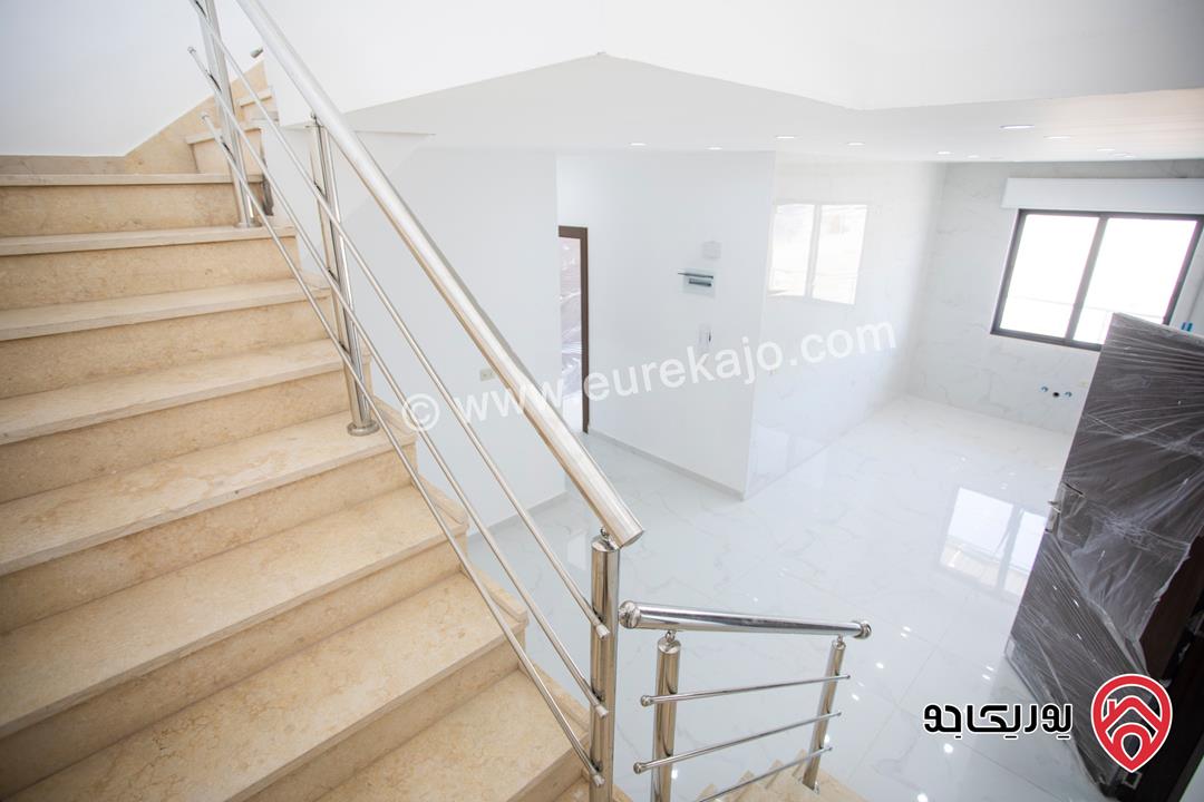 شقة طابق ثالث مع روف دوبلكس مساحة 170م مع ترس 100م للبيع في عمان - ابو علندا