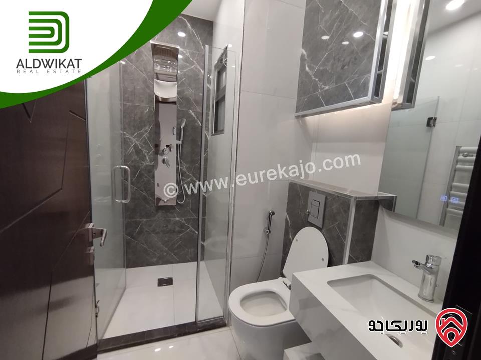شقة للبيع في عمان - ام السماق/ قرب مكة مول طابق اخير مع رووف مساحة البناء 220م ومساحة الترس 140م