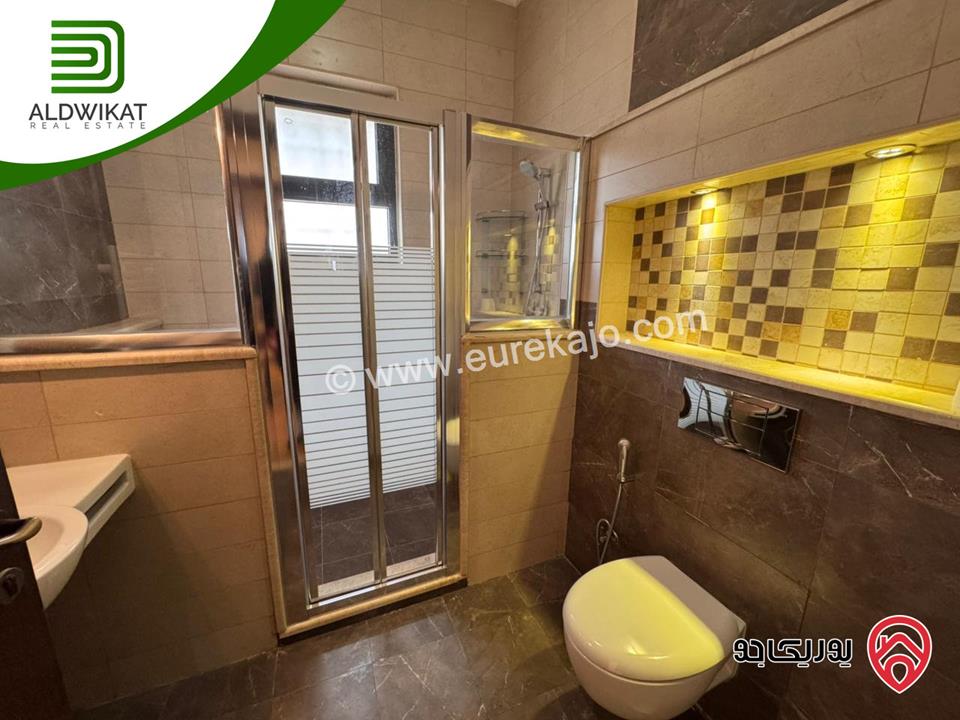 طابق من فيلا للايجار في عمان - دابوق المساحة 350م ، الحديقة 200م ، الترس 100م منطقه مطلة وفلل حديثة