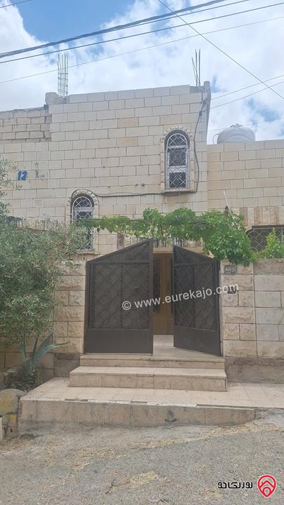 منزل مساحة البناء 280م على أرض 496م للبيع في الزرقاء - جبل طارق