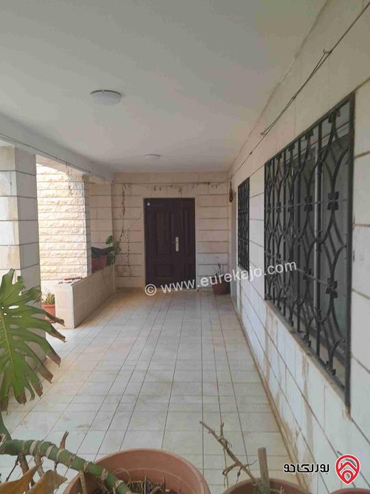 شقة طابق أرضي مساحة 219م مع حديقة 150م للبيع في اربد - حي القصيلة