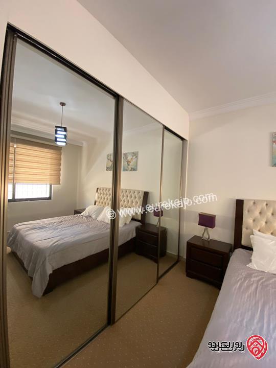 شقة طابق شبه ارضي مساحة 200م داخلي و 70م خارجي للبيع مفروشة في عمان - عبدون