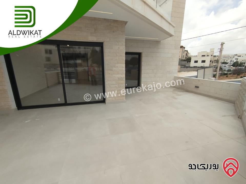 شقة للبيع في عمان - دابوق طابق ارضي مساحة البناء 190م ومساحة الترس 50م