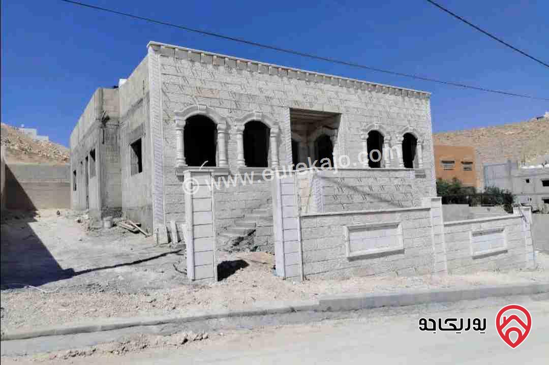 بيت فاخر مستقل ( عظم ) مساحة 210م على أرض 400م للبيع في الزرقاء - شومر