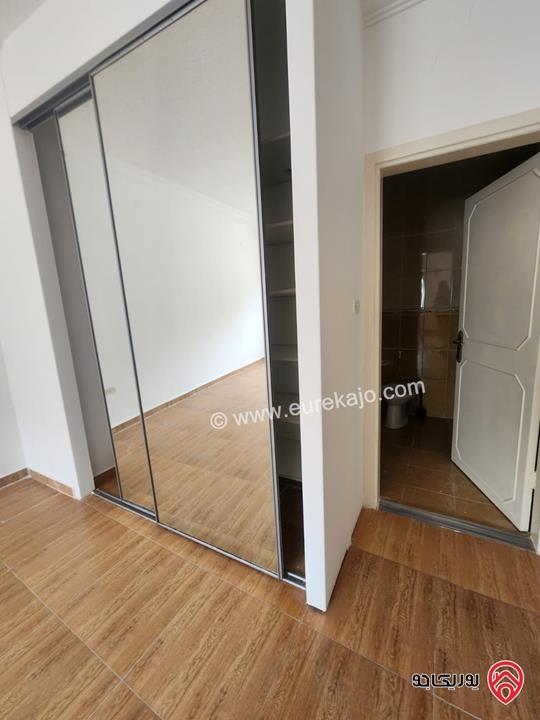 شقة شبه ارضي مساحة 185م داخلي و 180م خارجي للبيع في عمان - خلدا 