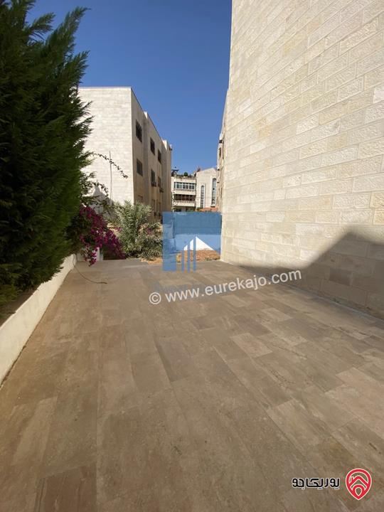 شقة أرضية (شبه فيلا) طابقية فاخرة للبيع في عمان - الرابية قرب الكالوتي 425م مع حديقة وترسات 500م
