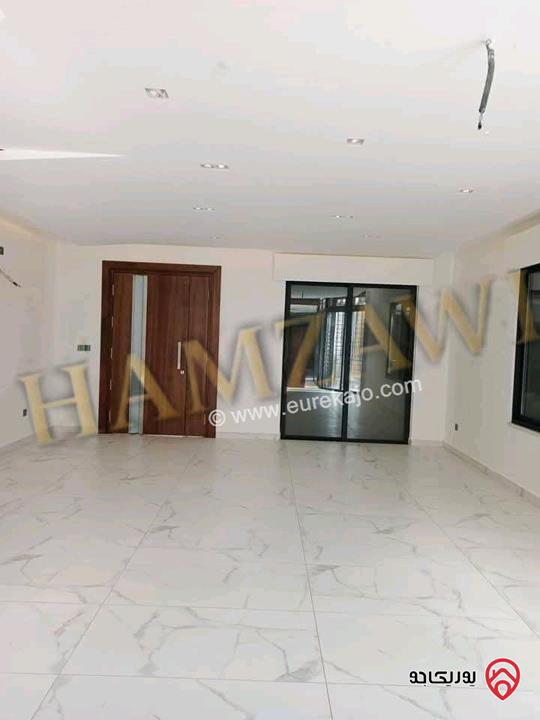 شقة دوبلكس أرضية مساحة 300م داخلي و 250م خارجي للايجار في عمان - حي الصحابة 