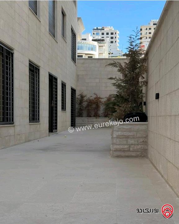 شقة شبه ارضية مميزة جدا مساحة 230م داخلي و 150م خارجي للبيع في عمان - دير غبار 
