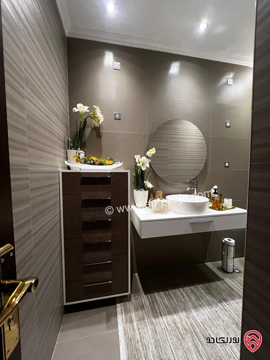 شقة ارضية مفروشة مساحة 250م داخلي وخارجي 90م للإيجار السنوي في عمان - دير غبار 