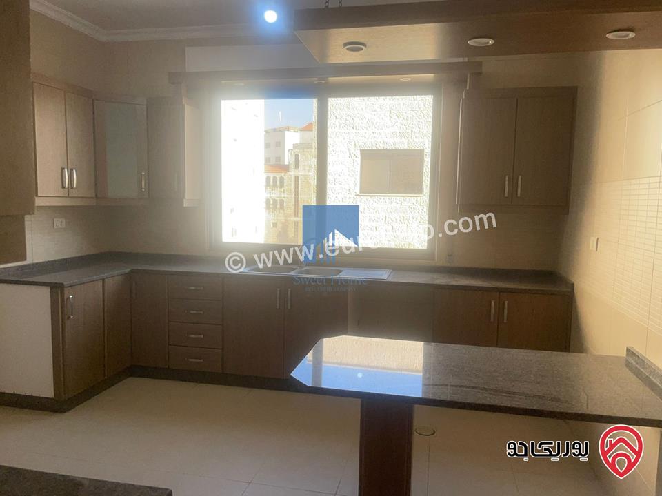 شقة شبه ارضية مساحة 188م مع ترس 30م تشطيب سوبر ديلوكس للبيع في عمان - خلدا