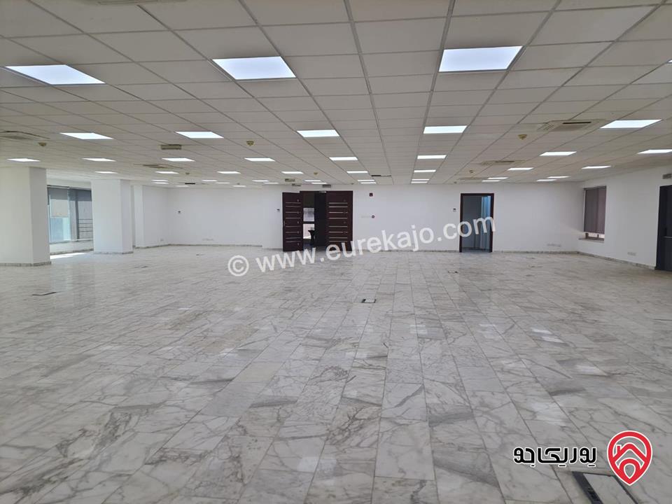 مبنى مكاتب طابقية حديثة مساحة كل طابق 420م للإيجار في موقع استراتيجي في عمان - الشميساني 