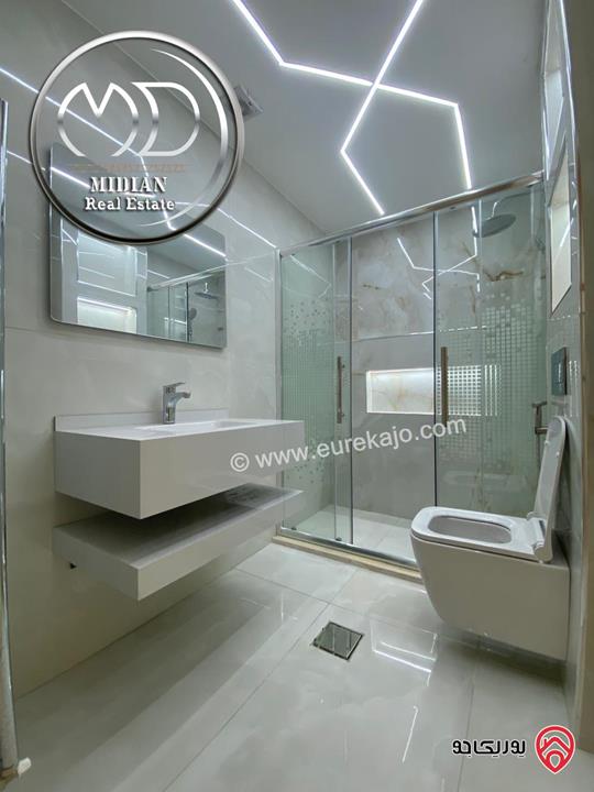 شقة ارضية للبيع في عمان - الجاردنز مساحة 170م مع ترس و حديقة 250م تشطيبات و ديكورات فاخرة بسعر مميز جداً