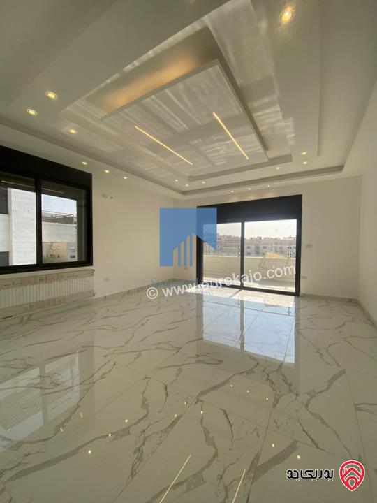 شقة فاخرة للبيع في عمان - خلدا قرب إشارة البنك العربي ومركز زها طابق ثالث 220م مع روف دوبلكس 100م لم تسكن