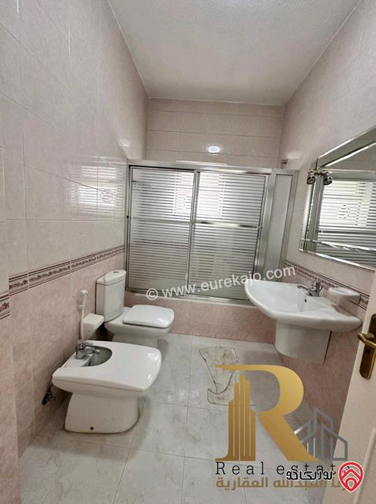 شقة طابقية مساحة 310م طابق أول للبيع في عمان - ام اذينة